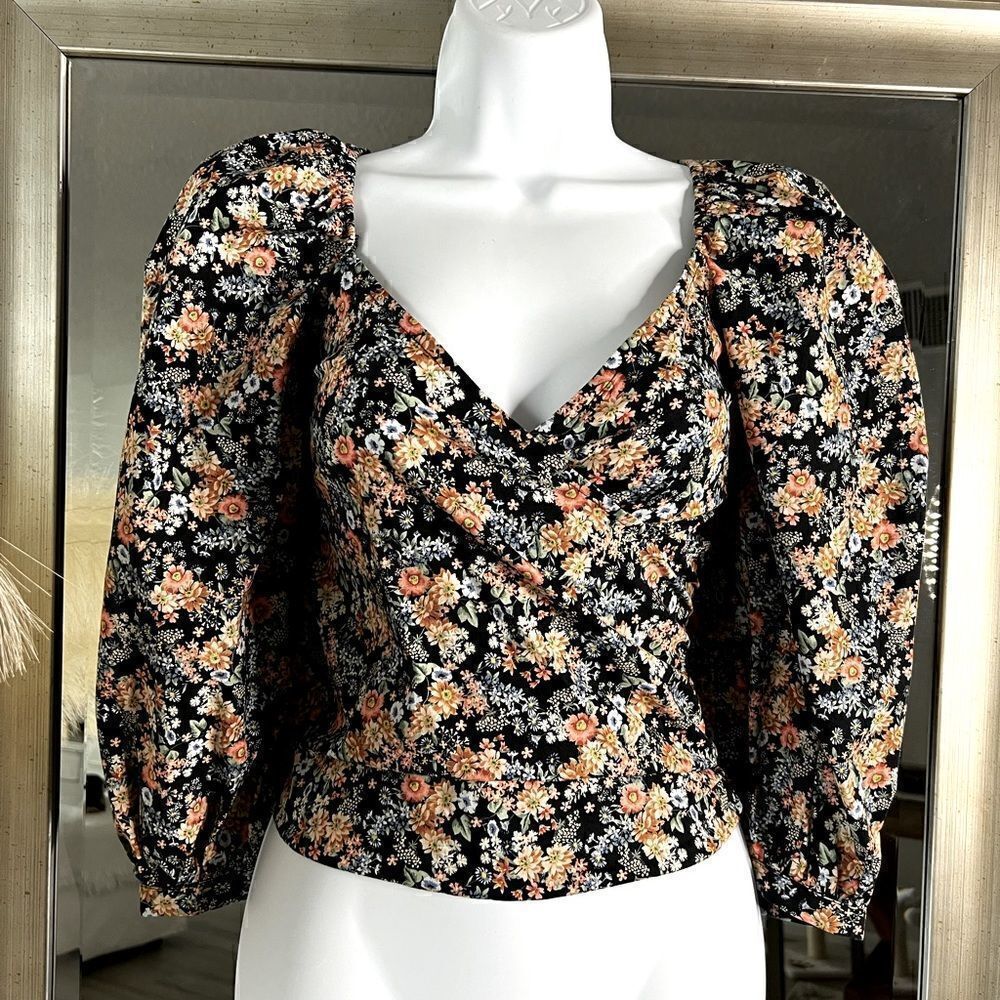 STUDIO F Floral Top V-Neck  Long sleeves.     Size XS